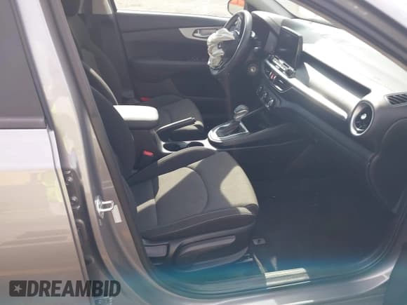 ✅ 2024 Kia Forte LXS • VIN: 3KPF24AD0RE725647 • Lot: 43627494. Wystawiony na IAAI z przebiegiem 13 019 mil. Bezpłatny archiwum sprzedaży aukcyjnych z USA i szczegółowy raport historii pojazdu na DreamBid. Zdjęcie 5.