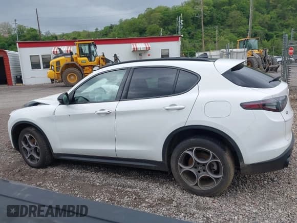 ✅ 2025 Alfa Romeo Stelvio Sprint • VIN: ZASPAKAN9S7D94911 • Лот: 42196132. Опубликован ранее на IAAI с пробегом 3 800 миль. Бесплатный доступ к архиву аукционных продаж из США и подробный отчёт об истории автомобиля на DreamBid. Изображение 14.