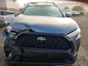 ✅ 2023 Toyota Corolla Cross LE • VIN: 7MUCAABG5PV045801 • Lot: 43504678. Wystawiony na IAAI z przebiegiem 24 996 mil. Bezpłatny archiwum sprzedaży aukcyjnych z USA i szczegółowy raport historii pojazdu na DreamBid. Zdjęcie 12.