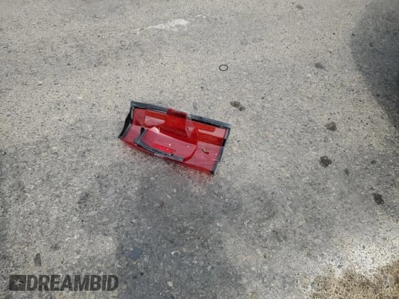 ✅ 2020 Chevrolet Suburban LS • VIN: 1GNSCGEC0LR225957 • Lot: 64193324. Wystawiony na Copart z przebiegiem 82 347 mil. Bezpłatny archiwum sprzedaży aukcyjnych z USA i szczegółowy raport historii pojazdu na DreamBid. Zdjęcie 13.