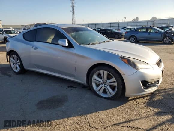 2010 Hyundai Genesis Coupe Premium z VIN KMHHT6KD0AU004424, wystawiony jako Copart lot #89006215 z przebiegiem 128 992 mil mil oraz Szkoda całkowita • Salvage title. Historia ofert i sprzedaży dostępna na DreamBid. Obrazek 4.