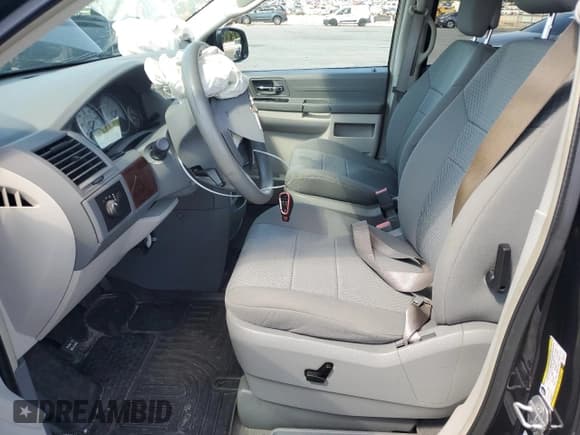 ✅ 2010 Chrysler Town & Country LX • VIN: 2A4RR2D12AR391715 • Lot: 80441775. Wystawiony na Copart z przebiegiem 66 669 mil. Bezpłatny archiwum sprzedaży aukcyjnych z USA i szczegółowy raport historii pojazdu na DreamBid. Zdjęcie 7.