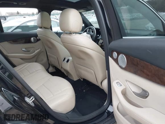 ✅ 2017 Mercedes-Benz GLC 300 • VIN: WDC0G4KB7HF176838 • Lot: 40956814. Wystawiony na IAAI z przebiegiem 132 201 mil. Bezpłatny archiwum sprzedaży aukcyjnych z USA i szczegółowy raport historii pojazdu na DreamBid. Zdjęcie 8.