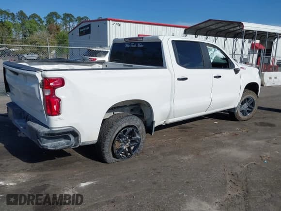 ✅ 2020 Chevrolet Silverado 1500 LT Trail Boss • VIN: 1GCPYFED0LZ269489 • Lot: 41886733. Wystawiony na IAAI z przebiegiem 71 414 mil. Bezpłatny archiwum sprzedaży aukcyjnych z USA i szczegółowy raport historii pojazdu na DreamBid. Zdjęcie 4.