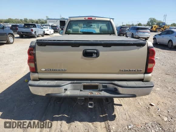 2004 Chevrolet Silverado 1500 LS z VIN 1GCEC14V54Z118877, wystawiony jako Copart lot #74352114 z przebiegiem 103 253 mil mil oraz Szkoda całkowita • Salvage title. Historia ofert i sprzedaży dostępna na DreamBid. Obrazek 6.
