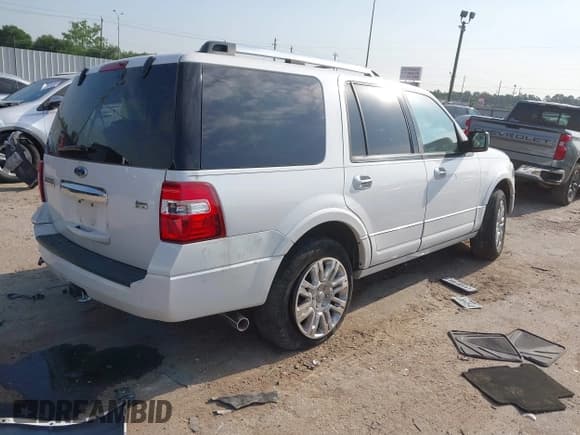 ✅ 2011 Ford Expedition Limited • VIN: 1FMJU1K55BEF47564 • Лот: 42032895. Опубликован ранее на IAAI с пробегом Не указан. Бесплатный доступ к архиву аукционных продаж из США и подробный отчёт об истории автомобиля на DreamBid. Изображение 4.