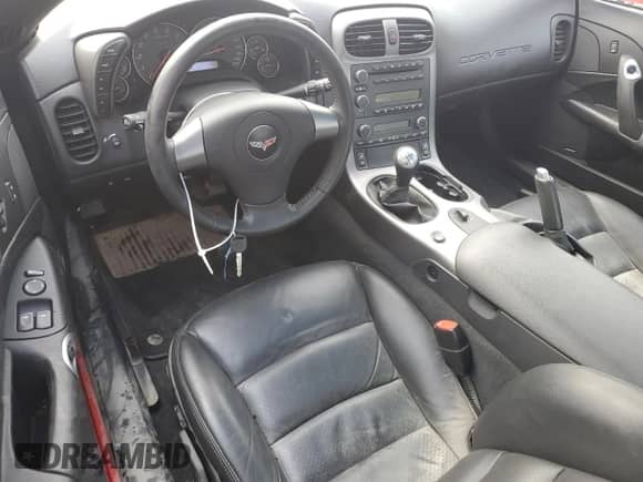 2006 Chevrolet Corvette z VIN 1G1YY26U865118996, wystawiony jako Copart lot #82340634 z przebiegiem Nie podano mil oraz Szkoda całkowita • Salvage title. Historia ofert i sprzedaży dostępna na DreamBid. Obrazek 8.