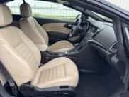 ✅ 2016 Buick Cascada Premium • VIN: W04WT3N58GG130062 • Lot: 71291105. Wystawiony na Copart z przebiegiem 46 976 mil. Bezpłatny archiwum sprzedaży aukcyjnych z USA i szczegółowy raport historii pojazdu na DreamBid. Zdjęcie 5.