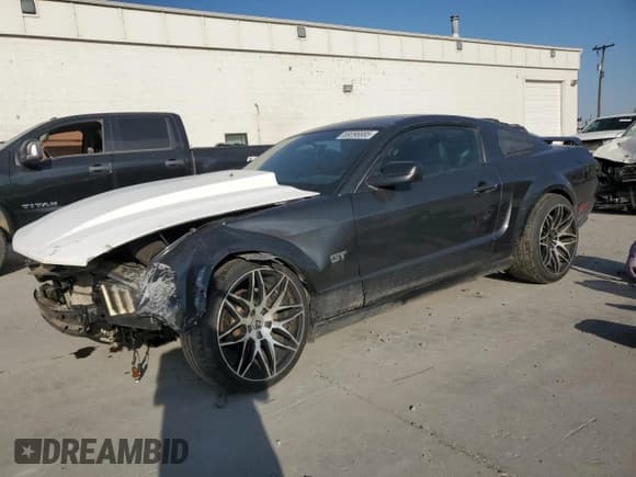 ✅ 2008 Ford Mustang GT Deluxe • VIN: 1ZVHT82H185121370 • Лот: 69096685. Опубликован ранее на Copart с пробегом 133 846 миль. Бесплатный доступ к архиву аукционных продаж из США и подробный отчёт об истории автомобиля на DreamBid. Изображение 1.