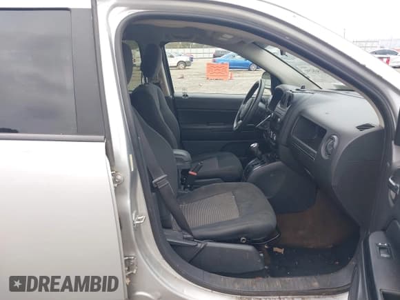 ✅ 2013 Jeep Compass Sport • VIN: 1C4NJCBA2DD272770 • Lot: 43568290. Wystawiony na IAAI z przebiegiem 289 700 mil. Bezpłatny archiwum sprzedaży aukcyjnych z USA i szczegółowy raport historii pojazdu na DreamBid. Zdjęcie 5.