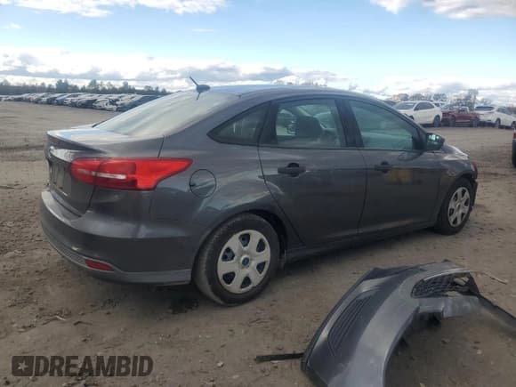 ✅ 2016 Ford Focus S • VIN: 1FADP3E23GL331159 • Lot: 90899445. Wystawiony na Copart z przebiegiem 194 422 mil. Bezpłatny archiwum sprzedaży aukcyjnych z USA i szczegółowy raport historii pojazdu na DreamBid. Zdjęcie 3.