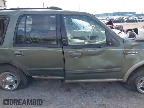 ✅ 2000 Ford Expedition Eddie Bauer • VIN: 1FMPU18L5YLC36320 • Lot: 42355865. Listed on IAAI with 221,787 mi. Free auction sales archive from the USA and detailed vehicle history report at DreamBid. Image 13.