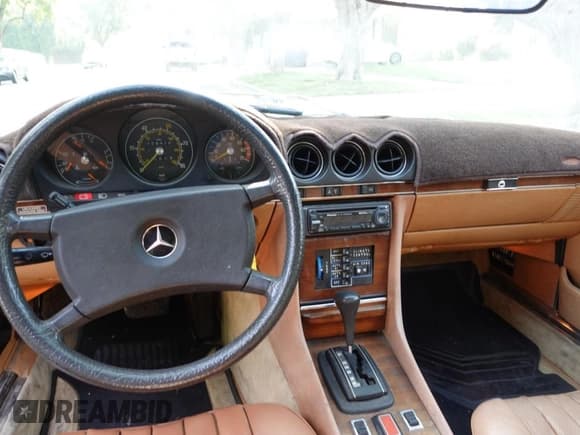 ✅ 1981 Mercedes-Benz 380 SL • VIN: WDBBA45A7BB004793 • Lot: 90682575. Wystawiony na Copart z przebiegiem 106 418 mil. Bezpłatny archiwum sprzedaży aukcyjnych z USA i szczegółowy raport historii pojazdu na DreamBid. Zdjęcie 13.
