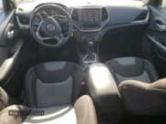 ✅ 2014 Jeep Cherokee Sport • VIN: 1C4PJLAB4EW163879 • Lot: 89557725. Wystawiony na Copart z przebiegiem 232 532 mil. Bezpłatny archiwum sprzedaży aukcyjnych z USA i szczegółowy raport historii pojazdu na DreamBid. Zdjęcie 9.