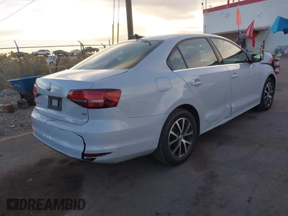 ✅ 2018 Volkswagen Jetta SE • VIN: 3VWDB7AJ7JM260239 • Lot: 43623592. Wystawiony na IAAI z przebiegiem 45 222 mil. Bezpłatny archiwum sprzedaży aukcyjnych z USA i szczegółowy raport historii pojazdu na DreamBid. Zdjęcie 4.