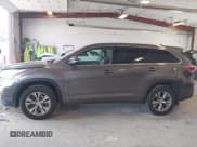 ✅ 2015 Toyota Highlander LE • VIN: 5TDBKRFH7FS144834 • Lot: 42939376. Wystawiony na IAAI z przebiegiem 217 104 mil. Bezpłatny archiwum sprzedaży aukcyjnych z USA i szczegółowy raport historii pojazdu na DreamBid. Zdjęcie 14.