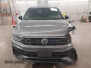 ✅ 2024 Volkswagen Tiguan SE R-Line Black • VIN: 3VV8B7AX8RM090818 • Lot: 42123399. Wystawiony na IAAI z przebiegiem 10 846 mil. Bezpłatny archiwum sprzedaży aukcyjnych z USA i szczegółowy raport historii pojazdu na DreamBid. Zdjęcie 13.