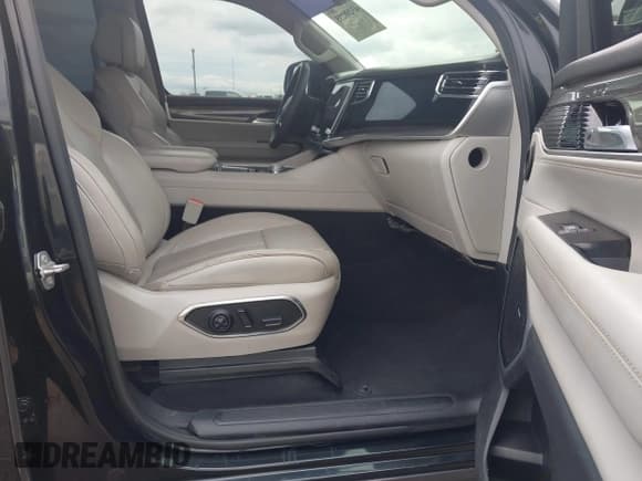 ✅ 2022 Jeep Wagoneer Series III • VIN: 1C4SJUDT6NS109365 • Lot: 43288235. Wystawiony na IAAI z przebiegiem 101 060 mil. Bezpłatny archiwum sprzedaży aukcyjnych z USA i szczegółowy raport historii pojazdu na DreamBid. Zdjęcie 5.