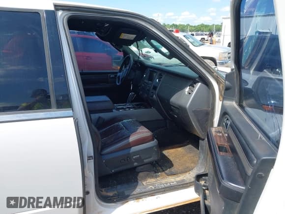 ✅ 2015 Ford Expedition Max Platinum • VIN: 1FMJK1MTXFEF30329 • Lot: 42410300. Wystawiony na IAAI z przebiegiem 184 119 mil. Bezpłatny archiwum sprzedaży aukcyjnych z USA i szczegółowy raport historii pojazdu na DreamBid. Zdjęcie 5.