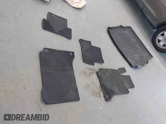 ✅ 2014 Mercedes-Benz C 250 Sport • VIN: WDDGF4HB3EG234633 • Lot: 43600804. Listed on IAAI with 131,529 mi. Free auction sales archive from the USA and detailed vehicle history report at DreamBid. Image 13.