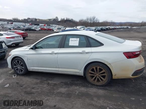 ✅ 2022 Volkswagen Jetta Sport • VIN: 3VWBM7BU6NM027274 • Lot: 41622615. Listed on IAAI with 21,417 mi. Free auction sales archive from the USA and detailed vehicle history report at DreamBid. Image 14.