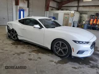 ✅ 2024 Ford Mustang EcoBoost • VIN: 1FA6P8TH8R5126571 • Lot: 71019084. Wystawiony na Copart z przebiegiem 13 150 mil. Bezpłatny archiwum sprzedaży aukcyjnych z USA i szczegółowy raport historii pojazdu na DreamBid. Zdjęcie 4.