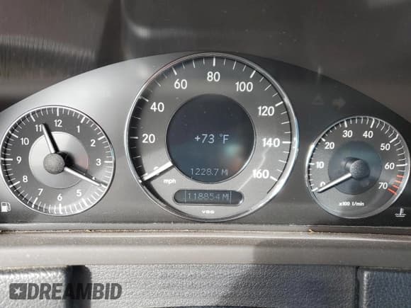 ✅ 2009 Mercedes-Benz CLK 350 • VIN: WDBTK56F49T104811 • Lot: 90351105. Wystawiony na Copart z przebiegiem 118 854 mil. Bezpłatny archiwum sprzedaży aukcyjnych z USA i szczegółowy raport historii pojazdu na DreamBid. Zdjęcie 9.