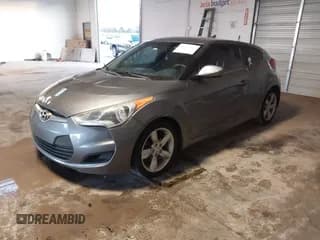 ✅ 2013 Hyundai Veloster w/Gray Int • VIN: KMHTC6AD4DU117924 • Lot: 41339465. Wystawiony na IAAI z przebiegiem 156 004 mil. Bezpłatny archiwum sprzedaży aukcyjnych z USA i szczegółowy raport historii pojazdu na DreamBid. Zdjęcie 2.