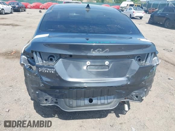 ✅ 2024 Kia Forte LXS • VIN: 3KPF24AD8RE762302 • Lot: 42116508. Wystawiony na IAAI z przebiegiem 9 563 mil. Bezpłatny archiwum sprzedaży aukcyjnych z USA i szczegółowy raport historii pojazdu na DreamBid. Zdjęcie 6.