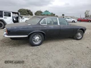 ✅ 1974 Jaguar XJ • VIN: UE2T51252 • Lot: 76181064. Wystawiony na Copart z przebiegiem 32 382 mil. Bezpłatny archiwum sprzedaży aukcyjnych z USA i szczegółowy raport historii pojazdu na DreamBid. Zdjęcie 3.
