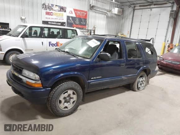 2002 Chevrolet Blazer LS z VIN 1GNDT13W42K151100, wystawiony jako IAAI lot #43302283 z przebiegiem 100 001 mil mil oraz . Historia ofert i sprzedaży dostępna na DreamBid. Obrazek 2.