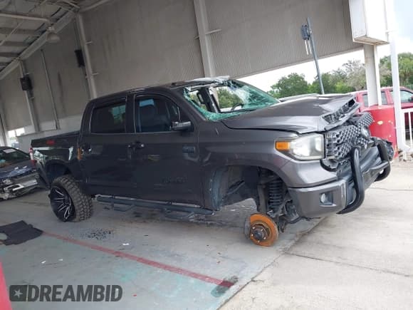 ✅ 2018 Toyota Tundra SR5 • VIN: 5TFDW5F10JX687521 • Lot: 43216895. Wystawiony na IAAI z przebiegiem 107 616 mil. Bezpłatny archiwum sprzedaży aukcyjnych z USA i szczegółowy raport historii pojazdu na DreamBid. Zdjęcie 14.