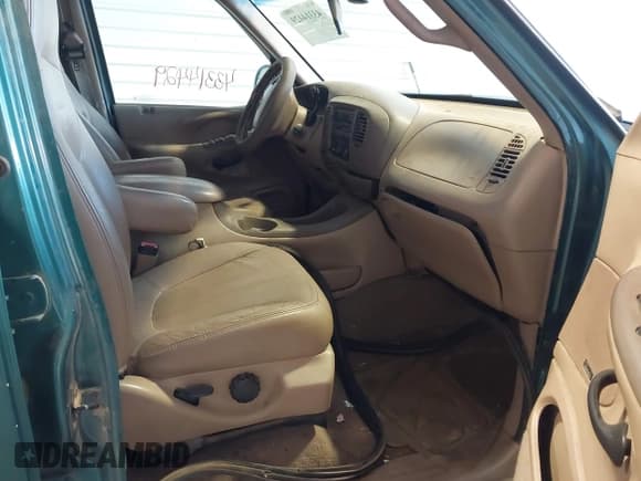 ✅ 1998 Ford Expedition XLT • VIN: 1FMPU18L6WLC21287 • Lot: 43314429. Wystawiony na IAAI z przebiegiem 260 324 mil. Bezpłatny archiwum sprzedaży aukcyjnych z USA i szczegółowy raport historii pojazdu na DreamBid. Zdjęcie 5.