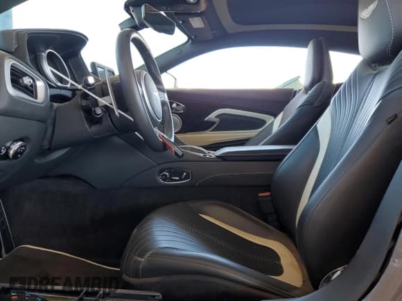 ✅ 2018 Aston Martin DB11 • VIN: SCFRMFAV4JGL03446 • Lot: 80408955. Wystawiony na Copart z przebiegiem 21 700 mil. Bezpłatny archiwum sprzedaży aukcyjnych z USA i szczegółowy raport historii pojazdu na DreamBid. Zdjęcie 7.