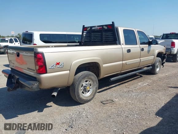 ✅ 2005 Chevrolet Silverado 2500HD LS • VIN: 1GCHK23215F924327 • Lot: 43340287. Wystawiony na IAAI z przebiegiem 320 775 mil. Bezpłatny archiwum sprzedaży aukcyjnych z USA i szczegółowy raport historii pojazdu na DreamBid. Zdjęcie 4.