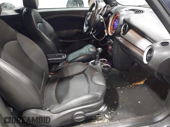 ✅ 2015 MINI Convertible • VIN: WMWZN3C56FT862631 • Lot: 43458065. Wystawiony na IAAI z przebiegiem 98 590 mil. Bezpłatny archiwum sprzedaży aukcyjnych z USA i szczegółowy raport historii pojazdu na DreamBid. Zdjęcie 5.