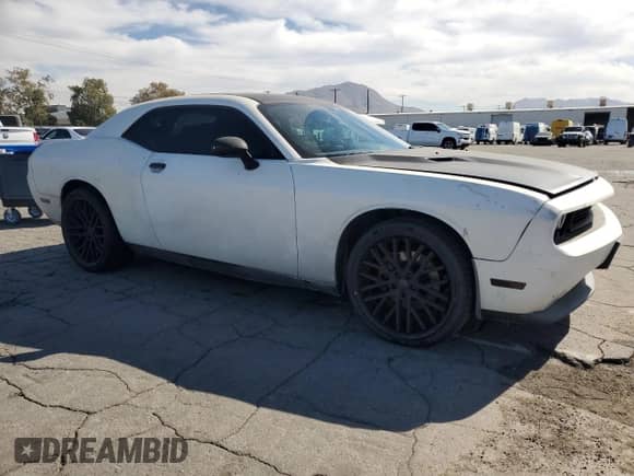 2013 Dodge Challenger SXT z VIN 2C3CDYAG5DH649553, wystawiony jako Copart lot #90937935 z przebiegiem 141 237 mil mil oraz Czysty tytuł • Clean title. Historia ofert i sprzedaży dostępna na DreamBid. Obrazek 4.