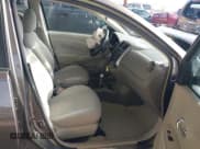 ✅ 2013 Nissan Versa S Plus • VIN: 3N1CN7AP5DL888422 • Lot: 42657923. Wystawiony na IAAI z przebiegiem 167 549 mil. Bezpłatny archiwum sprzedaży aukcyjnych z USA i szczegółowy raport historii pojazdu na DreamBid. Zdjęcie 5.