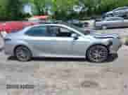 2022 Toyota Camry XLE z VIN 4T1F11AK7NU712529, wystawiony jako IAAI lot #42286369 z przebiegiem 53 782 mil mil oraz . Historia ofert i sprzedaży dostępna na DreamBid. Obrazek 13.