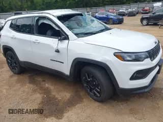 2025 Jeep Compass Latitude z VIN 3C4NJDBN0ST586904, wystawiony jako IAAI lot #42896513 z przebiegiem 4 100 mil mil oraz . Historia ofert i sprzedaży dostępna na DreamBid. Obrazek 1.