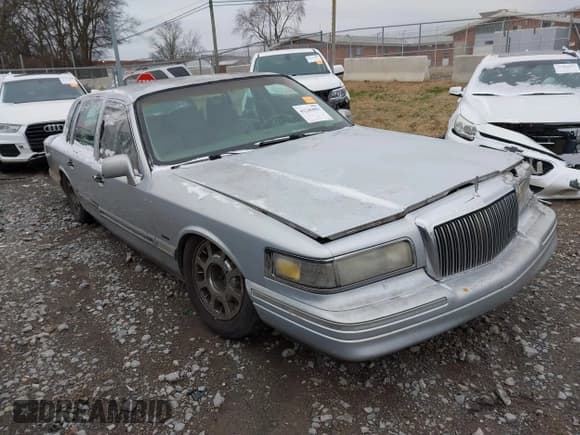✅ 1997 Lincoln Town Car Cartier • VIN: 1LNLM83W7VY634832 • Lot: 41245003. Listed on IAAI with 17,911 mi. Free auction sales archive from the USA and detailed vehicle history report at DreamBid. Image 1.