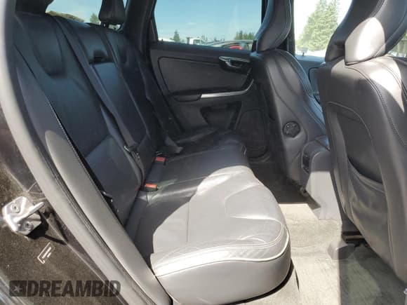 ✅ 2015 Volvo XC60 T6 R-Design Platinum • VIN: YV4902RH7F2561057 • Lot: 68868745. Wystawiony na Copart z przebiegiem 126 169 mil. Bezpłatny archiwum sprzedaży aukcyjnych z USA i szczegółowy raport historii pojazdu na DreamBid. Zdjęcie 11.