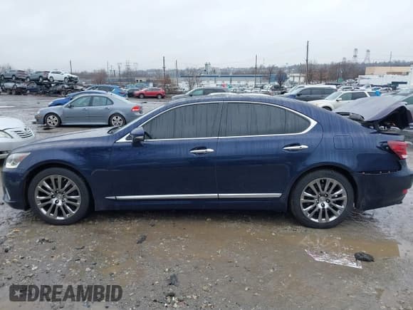 ✅ 2017 Lexus LS 460 • VIN: JTHCL5EF9H5027841 • Lot: 41575889. Listed on IAAI with 36,400 mi. Free auction sales archive from the USA and detailed vehicle history report at DreamBid. Image 13.