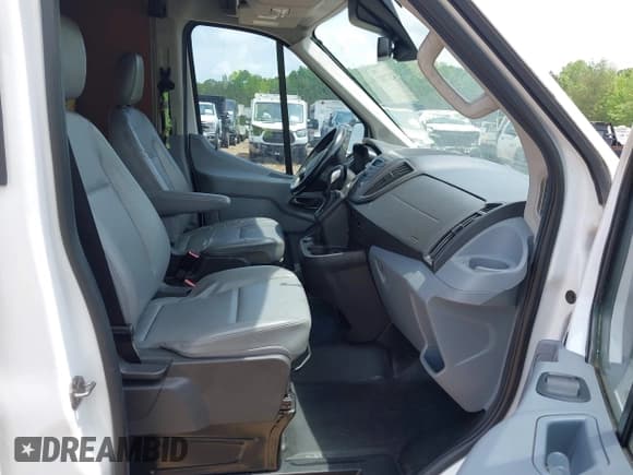 ✅ 2019 Ford Transit • VIN: 1FTBW3XM5KKA65144 • Lot: 42177817. Wystawiony na IAAI z przebiegiem 531 306 mil. Bezpłatny archiwum sprzedaży aukcyjnych z USA i szczegółowy raport historii pojazdu na DreamBid. Zdjęcie 5.