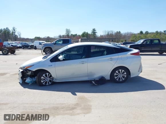 ✅ 2021 Toyota Prius LE • VIN: JTDKAMFP8M3174629 • Lot: 42087974. Listed on IAAI with 16,348 mi. Free auction sales archive from the USA and detailed vehicle history report at DreamBid. Image 14.