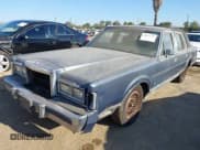 ✅ 1988 Lincoln Town Car • VIN: 1LNBM81F6JY705804 • Lot: 42671522. Wystawiony na IAAI z przebiegiem 12 466 mil. Bezpłatny archiwum sprzedaży aukcyjnych z USA i szczegółowy raport historii pojazdu na DreamBid. Zdjęcie 2.