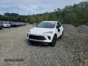 ✅ 2024 Buick Encore GX Sport Touring • VIN: KL4AMDSLXRB042419 • Lot: 81844265. Wystawiony na Copart z przebiegiem 9 057 mil. Bezpłatny archiwum sprzedaży aukcyjnych z USA i szczegółowy raport historii pojazdu na DreamBid. Zdjęcie 15.