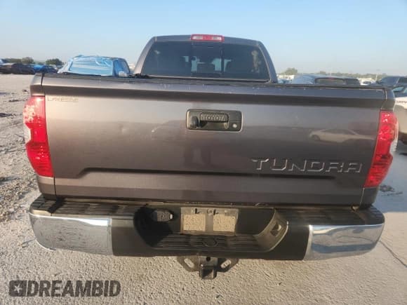 ✅ 2018 Toyota Tundra SR • VIN: 5TFRM5F1XJX129543 • Lot: 71725645. Listed on Copart with Not provided. Free auction sales archive from the USA and detailed vehicle history report at DreamBid. Image 6.