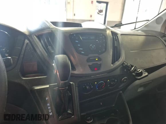 ✅ 2016 Ford Transit Cargo • VIN: 1FTYE1YM6GKB19154 • Lot: 43929990. Wystawiony na IAAI z przebiegiem 345 851 mil. Bezpłatny archiwum sprzedaży aukcyjnych z USA i szczegółowy raport historii pojazdu na DreamBid. Zdjęcie 7.