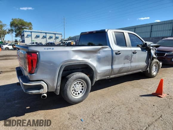 ✅ 2020 GMC Sierra 1500 • VIN: 1GTR9AEF6LZ221022 • Лот: 81638415. Опубликован ранее на Copart с пробегом 121 808 миль. Бесплатный доступ к архиву аукционных продаж из США и подробный отчёт об истории автомобиля на DreamBid. Изображение 3.